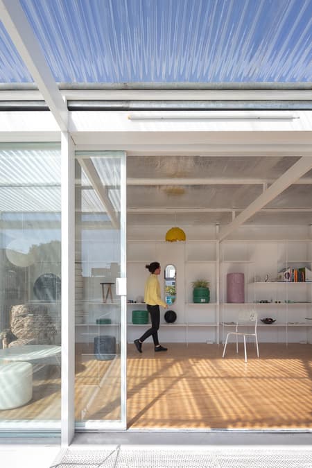 Proyecto Mutan workshop and showroom